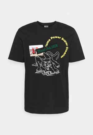 Zwart Diesel T-shirt met een wit omrande grommende panter, gele cirkeltekst, groene "Diesel Ind. 1978," en een kleine fotografische afbeelding op de borst.