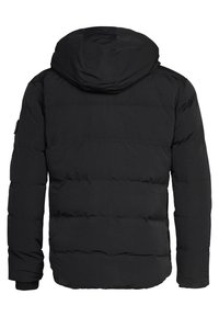 Chaqueta negra acolchada con capucha, con secciones acolchadas horizontales, puños acanalados y una textura suave. Sin logotipos ni patrones visibles.