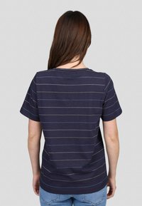 T-shirt à manches courtes bleu marine avec des rayures horizontales en bleu clair et beige. Tissu doux avec une coupe décontractée et un col rond.