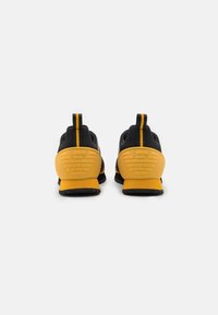 EA7 Emporio Armani LACES UNISEX - Treniņu apavi - black/mango mojito