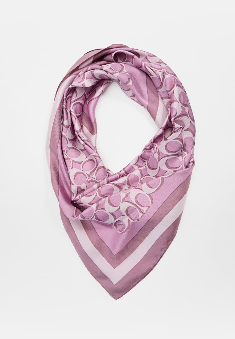 Foulard en soie rose avec un motif géométrique de cercles et de rayures diagonales, présentant des nuances variées de rose et une texture lisse.