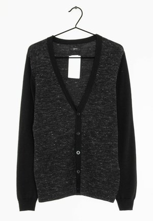 Cardigan lavorato a maglia in nero e grigio con scollo a V, maniche lunghe, chiusura con sei bottoni e corpo texturizzato. Appeso a un gancio nero.