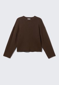 Pull en maille à col rond en brun foncé, à manches longues et à coupe décontractée avec un col côtelé, présenté sur un fond clair uniforme.