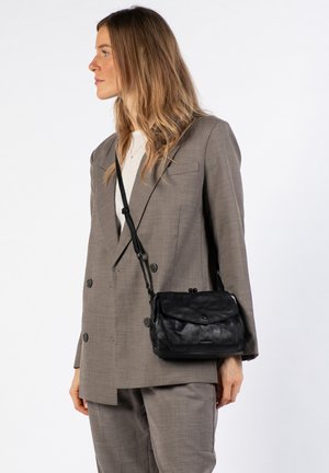 Borsa a tracolla in pelle nera con patta e chiusura a bottone, caratterizzata da una finitura testurizzata e tracolla regolabile. Design compatto e funzionale.