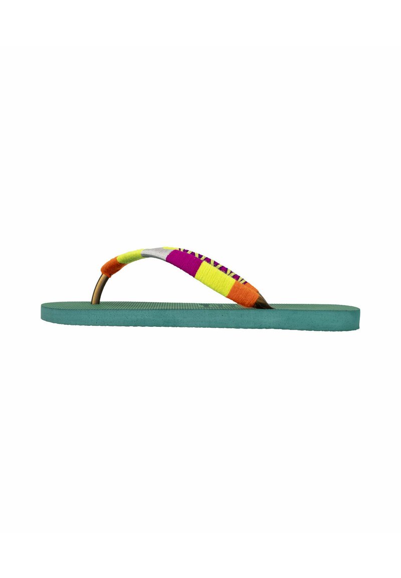 Tongs avec une semelle en caoutchouc turquoise, une surface texturée et une bride brodée multicolore avec des accents orange, rose et jaune.
