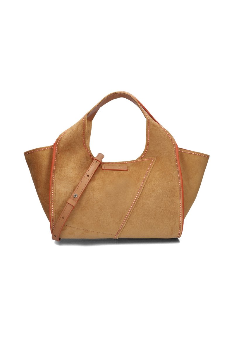 Tan suède handtas met een gestructureerd, hoekig ontwerp, voorzien van contrasterende oranje stiksels en een afneembare schouderband.