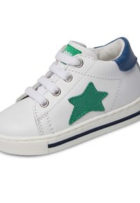 Sneaker in pelle bianca con una patch a forma di stella verde, accentuazione blu sul tallone e lacci bianchi. Dotato di suola in gomma con una striscia blu navy.