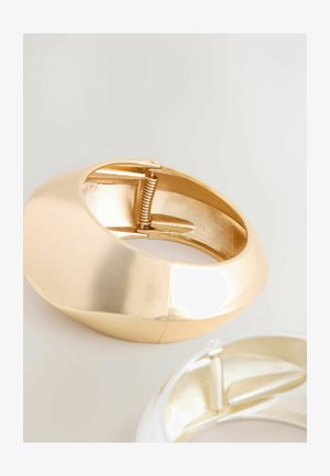 Kuldne käevõru, millel on sile, kõver disain, metalliline viimistlus ning nähtav hingemehhanism avanemiseks ja sulgemiseks.