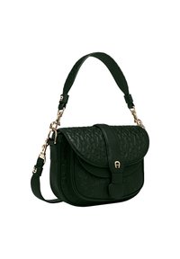 Schwarze Leder-Schultertasche mit geprägtem Muster, goldenen Beschlägen, gewölbtem Klappdeckel und abnehmbarem Schulterriemen vor weißem Hintergrund.