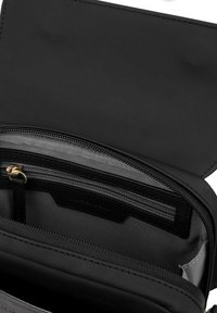 Svart läderplånbok med flera inre fack, ett dragkedjefack och en slät textur. Utrustad med detaljer i guldfärgad metall.