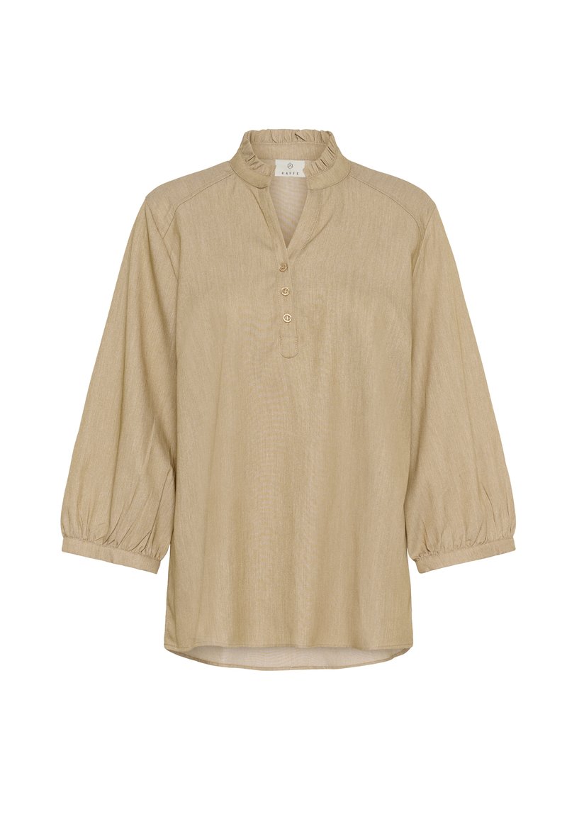 Blouse beige à manches longues avec col à volants, trois boutons sur le devant et poignets élastiques aux manches bouffantes.