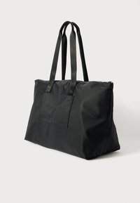 Borsa a tracolla nera realizzata in tessuto resistente con due manici lunghi, chiusura zip e tasca frontale. Design rettangolare elegante con texture liscia.