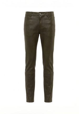 Donkere bruine slim-fit leren broek met knopen aan de voorkant en zakken, volledig zichtbaar van taille tot enkels op een witte achtergrond.