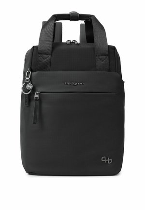 Sac à dos Hedgren noir avec bretelles rembourrées, poche avant zippée, poignées supérieures et logo en métal sur fond blanc.