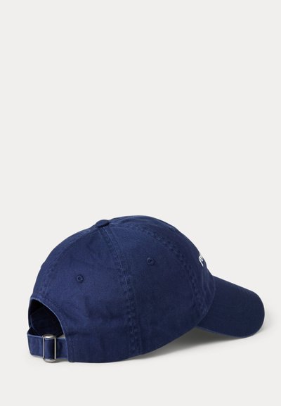 Casquette de baseball bleu marine avec bande réglable et boucle métallique, vue de dos et de côté sur fond blanc.