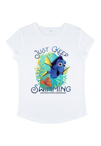 Bílý tričko s krátkým rukávem s modrými a oranžovými kreslenými rybami a textem "Just Keep Swimming" v tmavě modré barvě na barevném pozadí.