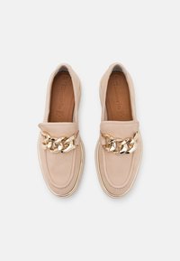 Nude lädersneakers med en guldkedja som accent, med rund tå och en låg, vadderad sula för komfort. Storlek 37 synlig invändigt.