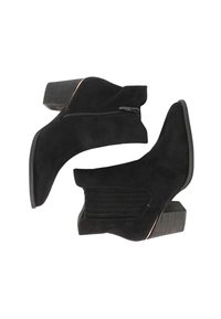 Stivaletti neri in suede con punta affusolata, tacco a blocco, cerniera laterale e dettagli a pannello rigato. Suola piatta per maggiore stabilità.