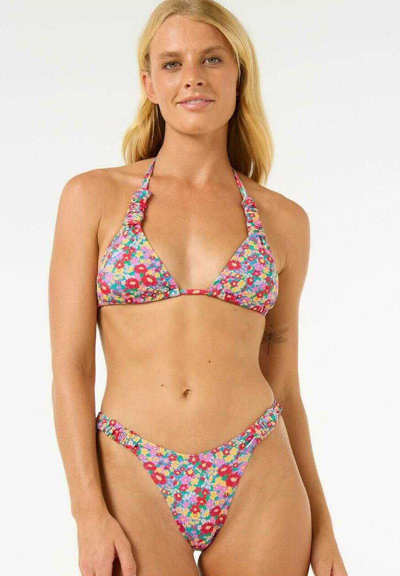 Bloemenbikini met een driehoekige top met gegolfde randen en meerkleurige bloemen. De onderkant heeft een minimaal snit en een bijpassend bloemmotief.