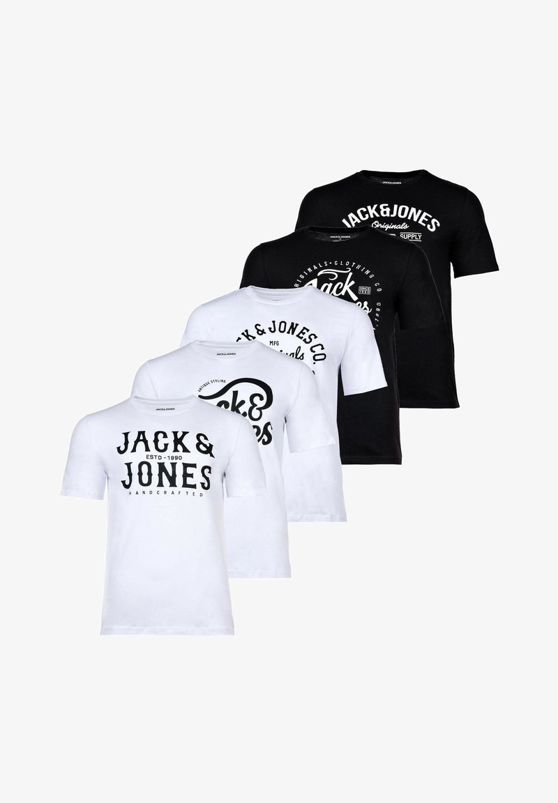 Vijf T-shirts in zwart en wit, met verschillende ontwerpen en teksten. Gemaakt van katoen, korte mouwen, ronde hals, met variërende logo-stijlen.