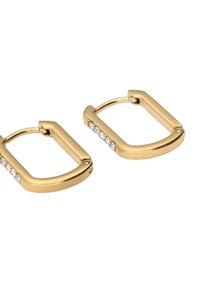 Boucles d'oreilles en or en forme de rectangle, ornées d'une rangée de petits cristaux transparents sur un côté et d'une finition en métal poli.