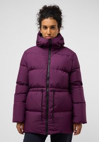 Gevoerde jas in dieppaars met een hoge kraag, voorzijde met rits en verstelbare trekkoorden in de taille. Heeft elastische mouwen en een gestroomlijnd ontwerp.