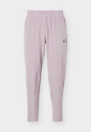 Ανοιχτό μοβ αθλητικό παντελόνι Nike Pro με ελαστική μέση και μικρό μαύρο λογότυπο Nike στο πάνω αριστερό μηρό.