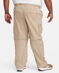 Beige cargobyxor med flera fickor, elastisk midja och dragkedjedetalj. Tillverkade av lättviktig tyg, med en avslappnad passform och raka ben.