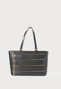Schwarze Kunstleder-Tote mit vier horizontalen Reißverschluss-Akzenten, goldfarbenen Hardware-Elementen und geprägt "LOVE MOSCHINO" Logo.
