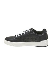 Czarne skórzane sneakersy z białymi sznurówkami, z teksturowanym boki z wytłoczonym napisem "banani", gumową podeszwą i wyściełanym kołnierzem dla komfortu.