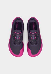 Μωβ και ροζ παπούτσια για τρέξιμο σε μονοπάτι με κορδόνια, σε θέα από ψηλά σε λευκό φόντο.