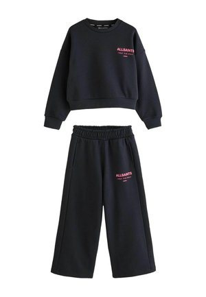 Sort cropped sweatshirt og vidde bukser sæt med lyserødt AllSaints-logo og japansk tekst på begge dele.
