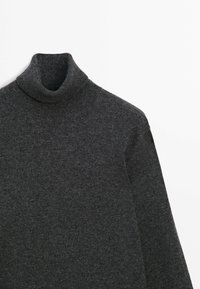 Pull col roulé en tricot gris foncé avec manches longues présenté sur fond blanc.