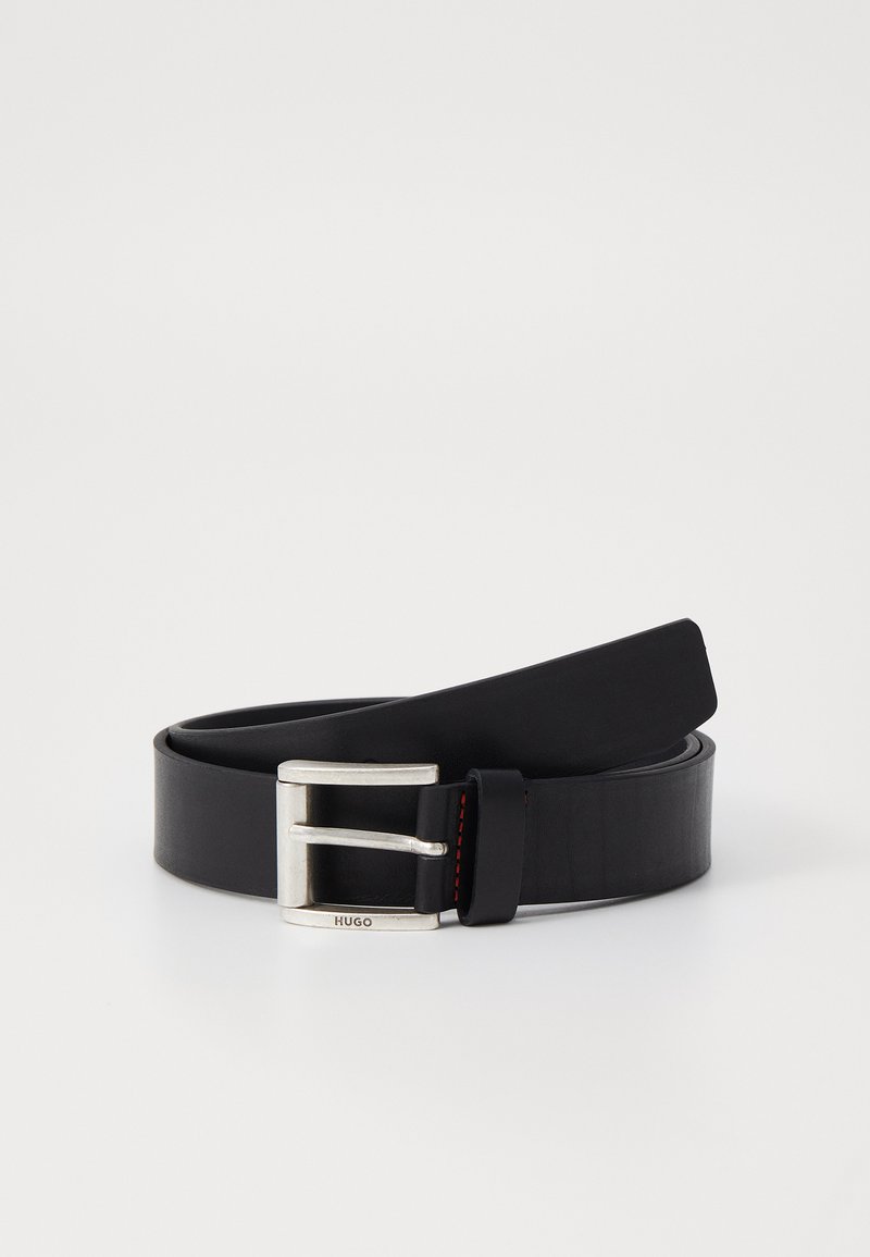 Ceinture en cuir noir avec une boucle en métal argenté, ornée de coutures rouges. Texture lisse et design minimaliste. Nom de la marque "Hugo" embossé.