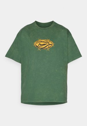 Grünes Baumwoll-T-Shirt mit strukturierter Oberfläche, auf der Vorderseite mit einem gelben Nike-Logo, umgeben von einem dornigen Design. Rundhalsausschnitt, kurze Ärmel.