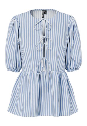 Blauwe en witte blouse met verticale strepen, driekwart pofmouwen, peplum taille en vooraan strikjes bij de halslijn en borst.