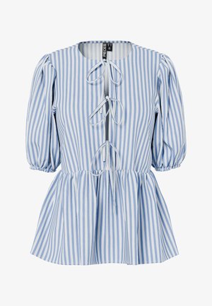 Blouse rayée verticale bleu et blanc avec manches trois-quarts bouffantes, taille péplum et liens devant au niveau de l'encolure et de la poitrine.