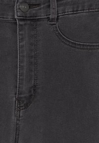 Gros plan sur un jean en denim gris foncé montrant une passants de ceinture, un bouton avec le logo « Pull&Bear », une poche avant et des coutures surpiquées.