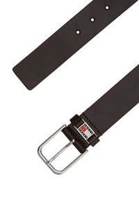Cinturón de cuero negro con hebilla de metal plateado, forma rectangular y tres agujeros de ajuste. Incluye una etiqueta con el logo cerca de la hebilla.