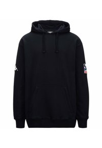Felpa nera con cappuccio realizzata in tessuto morbido, dotata di tasca frontale e cappuccio regolabile con coulisse. Include una toppa con logo sulla manica sinistra.