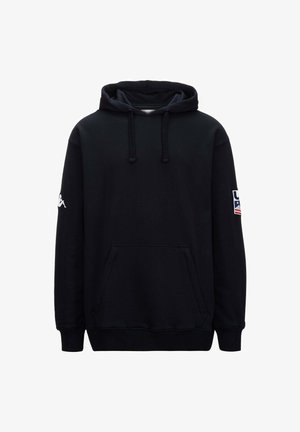 Felpa nera con cappuccio realizzata in tessuto morbido, dotata di tasca frontale e cappuccio regolabile con coulisse. Include una toppa con logo sulla manica sinistra.