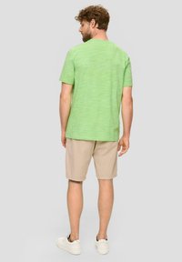 s.Oliver MELIERTES  MIT HENLEY AUSSCHNITT - T-Shirt basic - grün