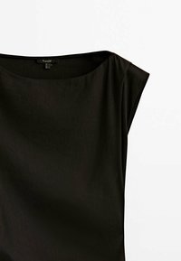 Haut noir sans manches avec un large col rond et une texture de tissu simple et lisse.