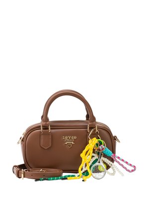 Braune Ledertasche mit oberen Griffen, abnehmbarem Riemen, goldenem "19V69 Italia"-Logo und bunten Schlüsselanhängern, darunter ein Tennis-Schläger-Anhänger.
