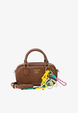 Braune Ledertasche mit oberen Griffen, abnehmbarem Riemen, goldenem "19V69 Italia"-Logo und bunten Schlüsselanhängern, darunter ein Tennis-Schläger-Anhänger.