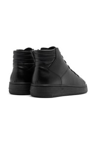 Czarne sneakersy za kostkę z chropowatej skóry, z gładką gumową podeszwą, sznurowanym przodem i wyściełanym tyłem dla dodatkowego wsparcia.