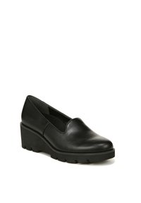 Zwarte leren instapschoenen met een lage wigzool en textuurrubber buitenzool. Ronde neus en een gladde bovenkant. Geen zichtbare versieringen.