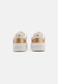 Tommy Hilfiger ESSENT BASKET METALLIC - Trainers - misty blush