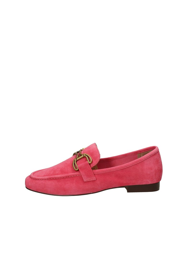 Mocassino in suede rosa con punta arrotondata, tacco basso e una fibbia dorata come accentuazione sulla fascia. Texture liscia con dettagli di cucitura.