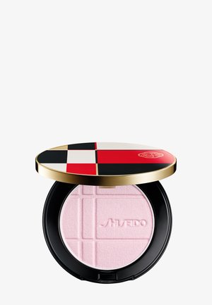 Poudre compacte avec maquillage pressé rose clair embossé du nom de la marque, logée dans un boîtier noir avec un couvercle à motifs rouge, blanc, noir et or.